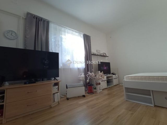 Eladó sorház, Cegléden, Pesti úton 19.9 M Ft, 1 szobás