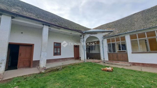 Eladó családi ház, Majson 30.9 M Ft, 3 szobás