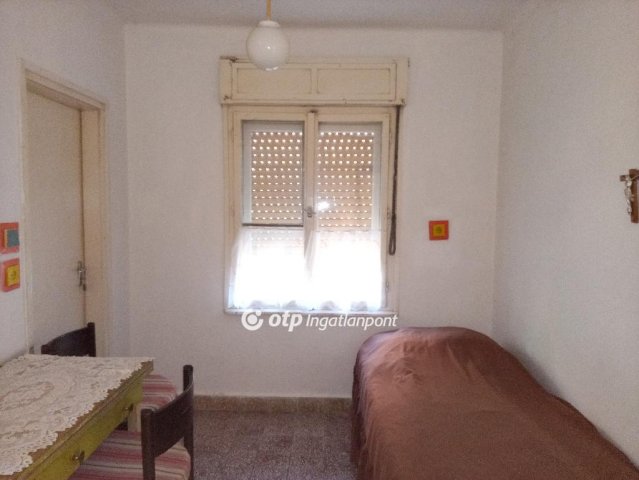 Eladó családi ház, Sásdon 17 M Ft, 2 szobás