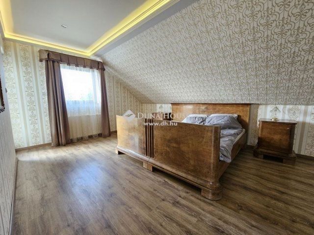 Eladó családi ház, Pócsmegyeren 259 M Ft, 6 szobás