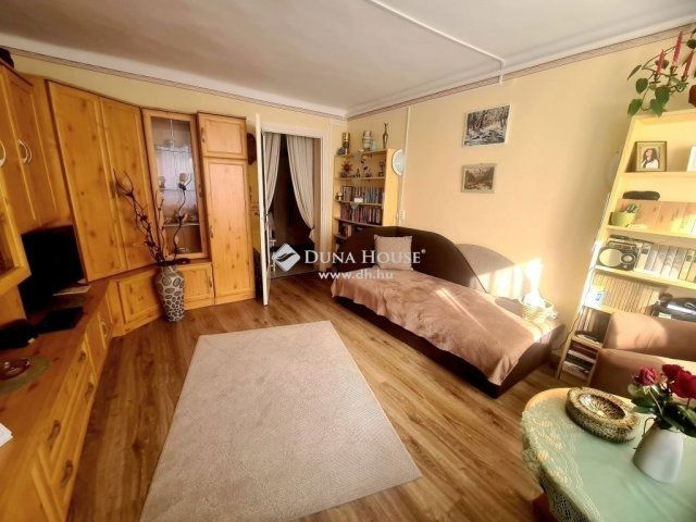 Eladó családi ház, Pécsett 67 M Ft, 4 szobás