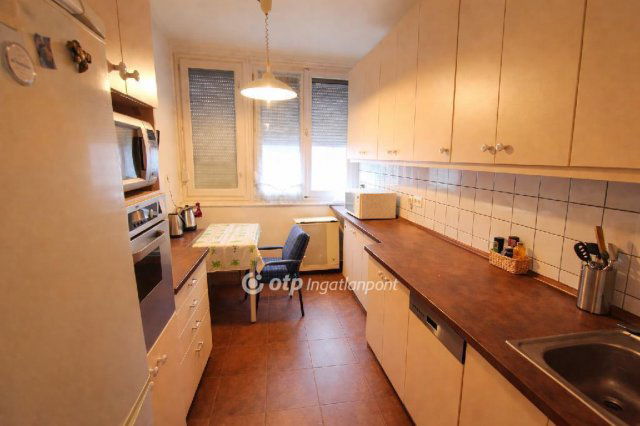 Eladó téglalakás, Cegléden 52 M Ft, 2+1 szobás