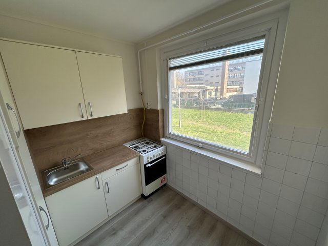 Eladó panellakás, Cegléden 36.5 M Ft, 1 szobás