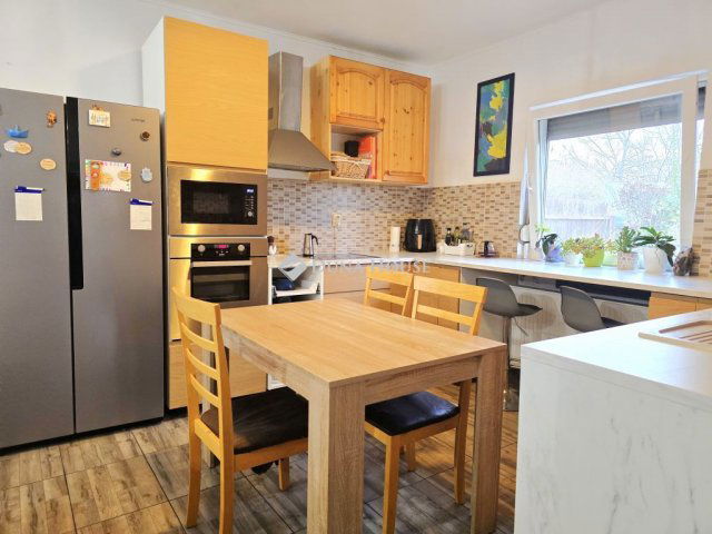 Eladó családi ház, Pécsett 69.9 M Ft, 3 szobás