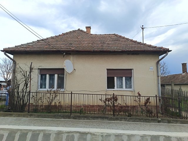 Eladó családi ház, Kadarkúton 21.9 M Ft, 2 szobás