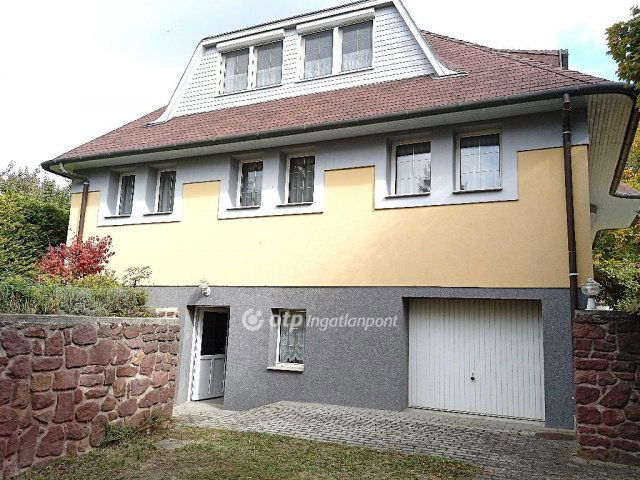 Eladó családi ház, Felsőörsön 149.999 M Ft, 8 szobás