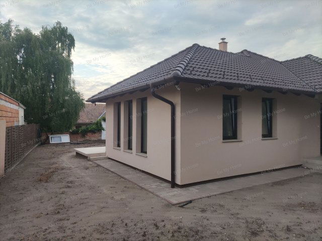 Eladó családi ház, Vácrátóton 127.9 M Ft, 5 szobás