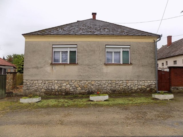 Eladó családi ház, Pápateszéren 31.9 M Ft, 2+1 szobás