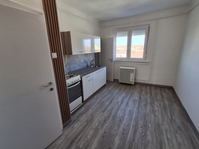 Eladó téglalakás, Cegléden 49.9 M Ft, 2 szobás