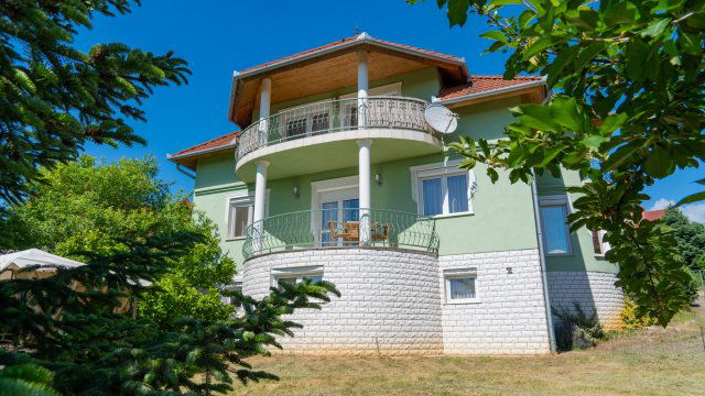 Eladó családi ház, Keszthelyen 119.584 M Ft, 8 szobás