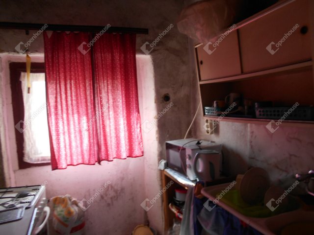 Eladó családi ház, Bezeréden 6.1 M Ft, 1 szobás