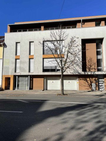 Kiadó iroda, Szegeden, Szentháromság utcában 210 E Ft / hó