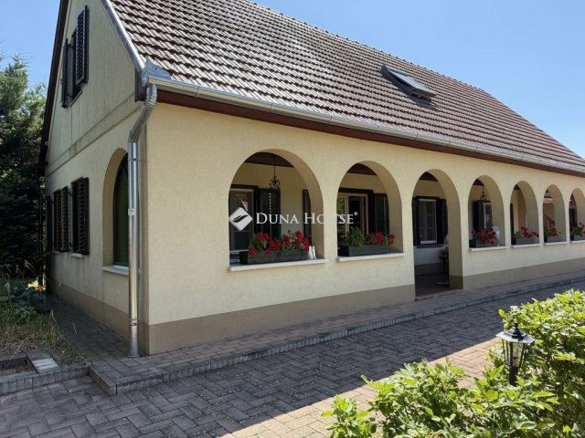 Eladó családi ház, Balatonfenyvesen 247.44 M Ft, 5 szobás