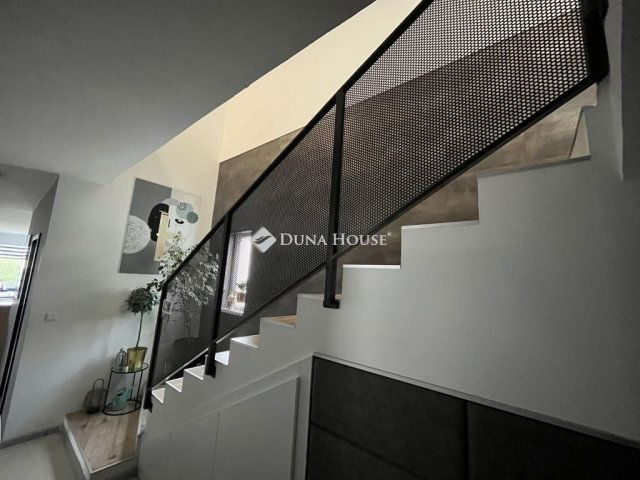 Eladó családi ház, Székesfehérvárott 199.99 M Ft, 5 szobás