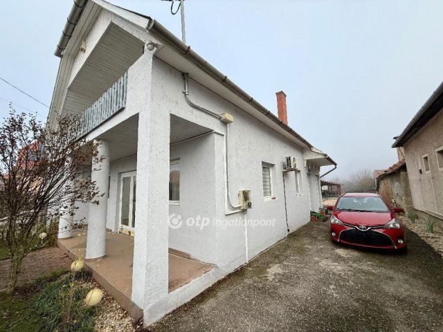 Eladó családi ház, Szirmabesenyőn 89.9 M Ft, 7 szobás