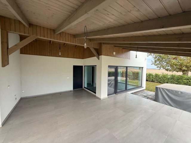 Eladó családi ház, Kiskunlacházán 189.89 M Ft, 8 szobás