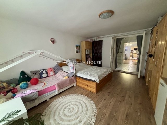 Eladó családi ház, Esztergomban 69.9 M Ft, 2 szobás