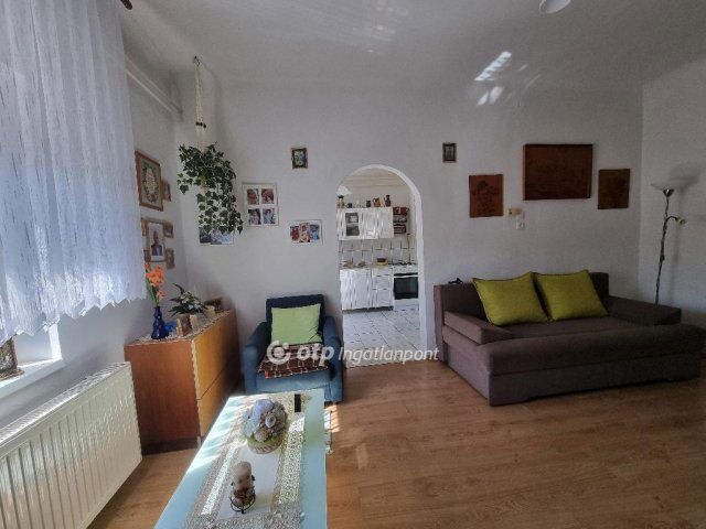 Eladó családi ház, Pápateszéren 43.99 M Ft, 2 szobás