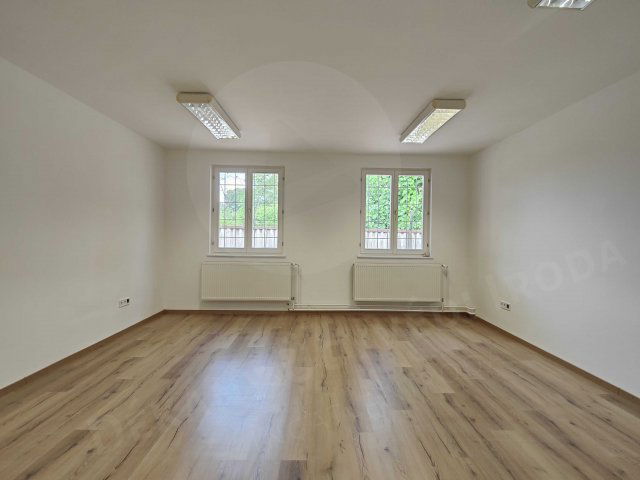 Kiadó iroda, Szekszárdon, Sport utcában 324 E Ft / hó, 8 szobás