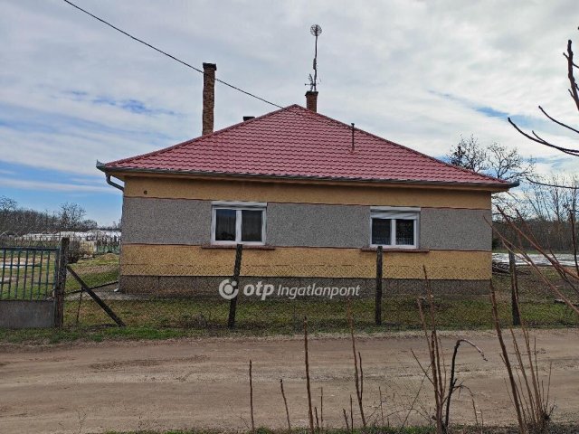 Eladó nyaraló, Csemőn 44.5 M Ft, 2+1 szobás