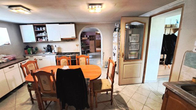 Eladó családi ház, Csákváron 29.9 M Ft, 5+1 szobás