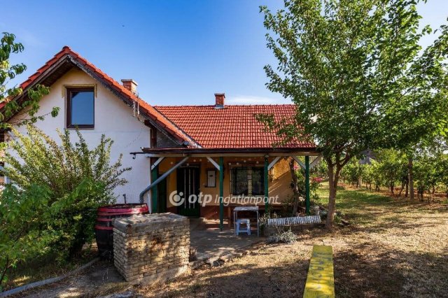 Eladó nyaraló, Várvölgyön 55 M Ft, 3 szobás