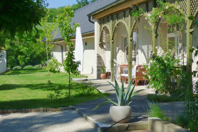 Eladó családi ház, Karádon 134.662 M Ft, 5 szobás