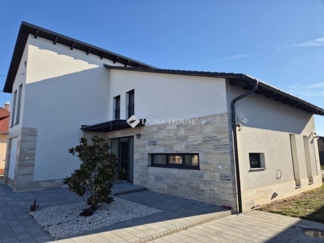 Eladó családi ház, Vecsésen 229.9 M Ft, 5 szobás