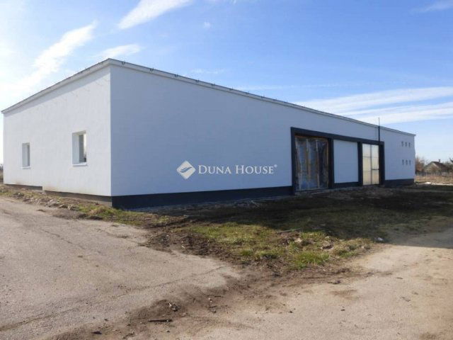 Kiadó ipari ingatlan, Sárbogárdon 3200 E Ft / hó