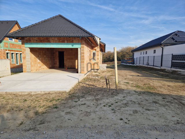 Eladó családi ház, Dunaalmáson 54.9 M Ft, 5 szobás