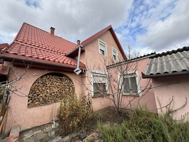 Eladó családi ház, Dombóváron 65 M Ft, 7 szobás