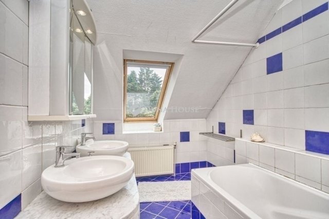 Eladó családi ház, Törökbálinton 365 M Ft, 9 szobás