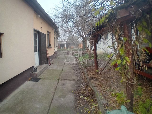 Eladó családi ház, Baján 26.5 M Ft, 5 szobás