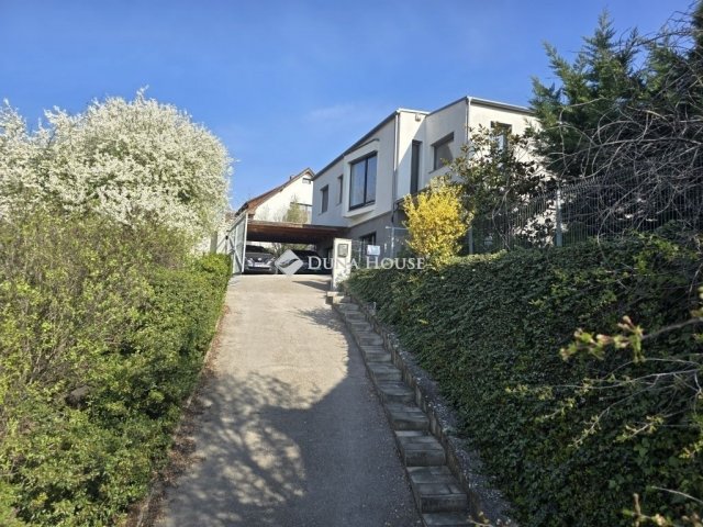 Eladó családi ház, Pécsett 219 M Ft, 5 szobás