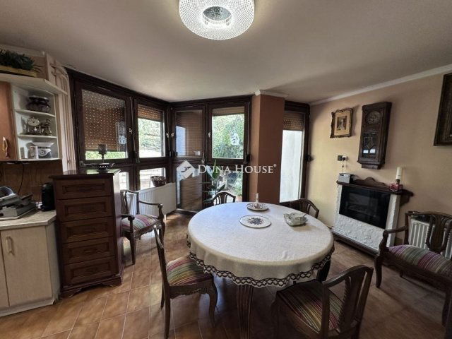 Eladó téglalakás, Pécsett 98.9 M Ft, 6 szobás