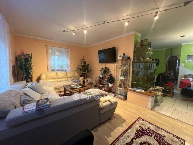 Eladó családi ház, Cseszneken 120 M Ft, 7+3 szobás