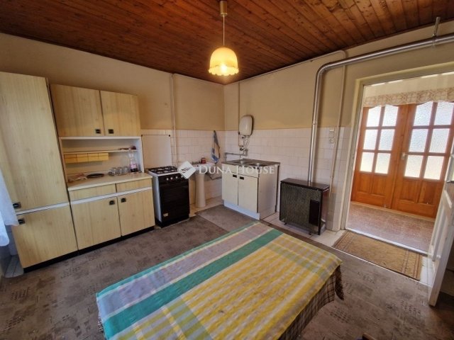 Eladó családi ház, Baján 54.99 M Ft, 4 szobás