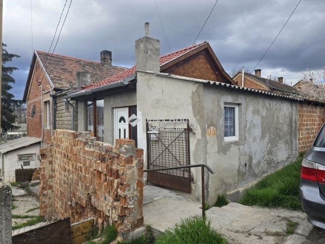 Eladó családi ház, Pécsett 18.5 M Ft, 2+2 szobás
