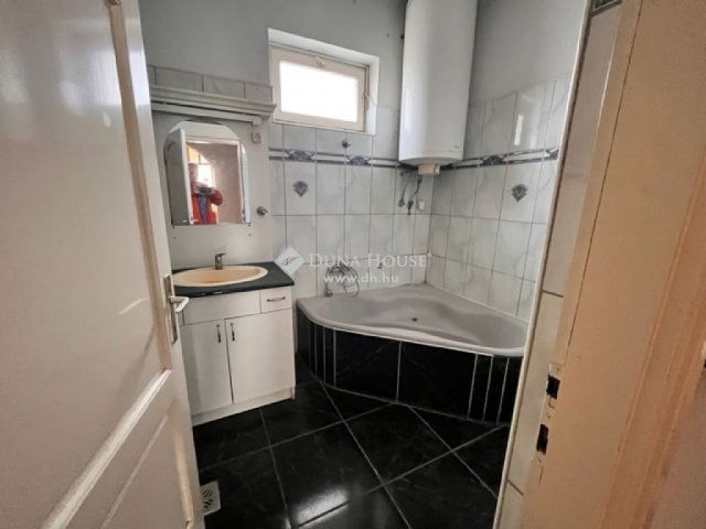 Eladó családi ház, Harkányban 69.99 M Ft, 9 szobás