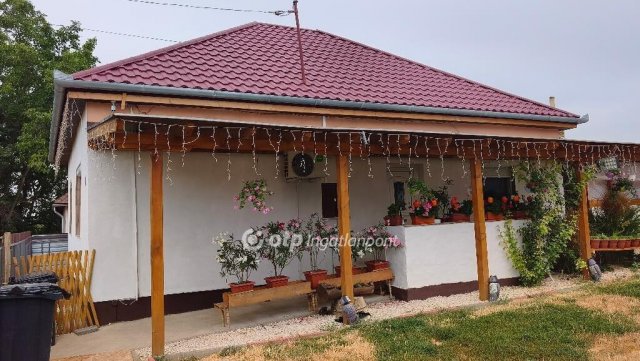 Eladó családi ház, Mezőfalván 56 M Ft, 3 szobás