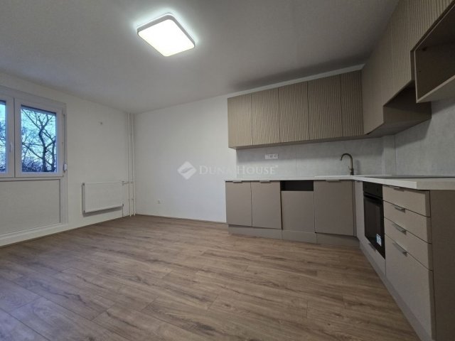 Eladó panellakás, Pécsett 49.9 M Ft, 3 szobás