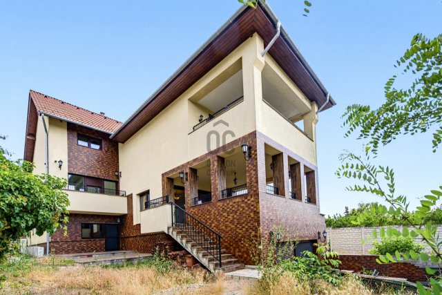 Eladó családi ház, Szentendrén 209.99 M Ft, 9 szobás