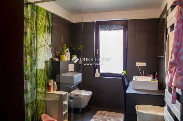 Eladó családi ház, Pécelen 249 M Ft, 6 szobás