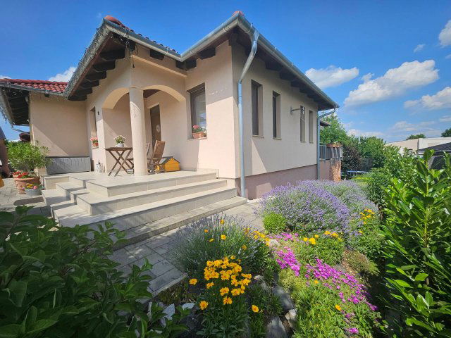 Eladó családi ház, Szombathelyen 129.99 M Ft, 4+2 szobás