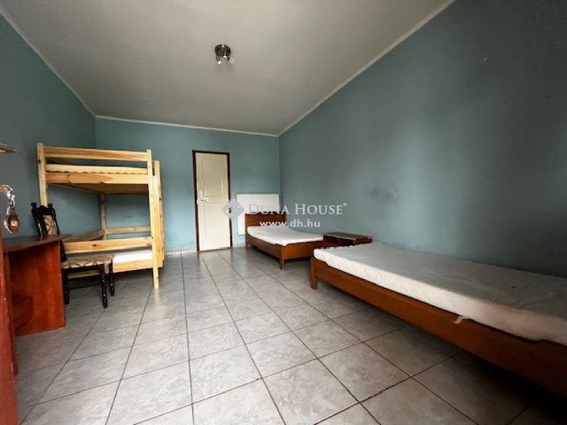 Eladó üzlethelyiség, Szentlászlón 75 M Ft