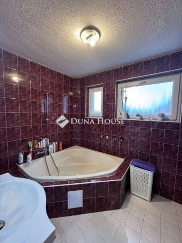 Eladó családi ház, Vecsésen 159 M Ft, 5 szobás