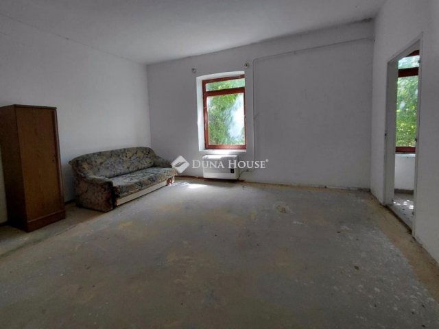 Eladó családi ház, Szekszárdon 120 M Ft, 11 szobás