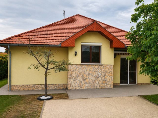 Eladó családi ház, Szigetszentmiklóson 159.9 M Ft, 5 szobás