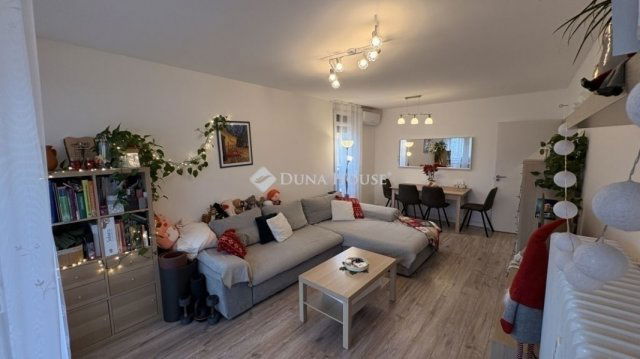 Eladó panellakás, Pécsett 64.5 M Ft, 3 szobás