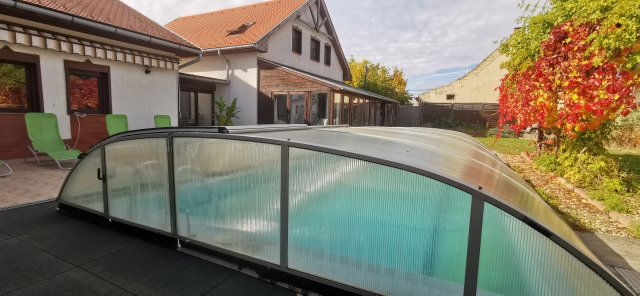 Eladó családi ház, Taksonyon 154.9 M Ft, 9 szobás